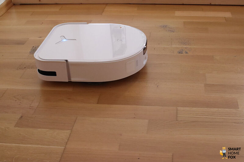 ECOVACS DEEBOT X5 OMNI saugt Schmutz auf dem Laminat